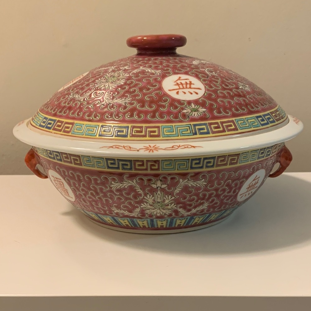 Elegant Chinese traditional Red and White Porcelain soup Tureen mun shou